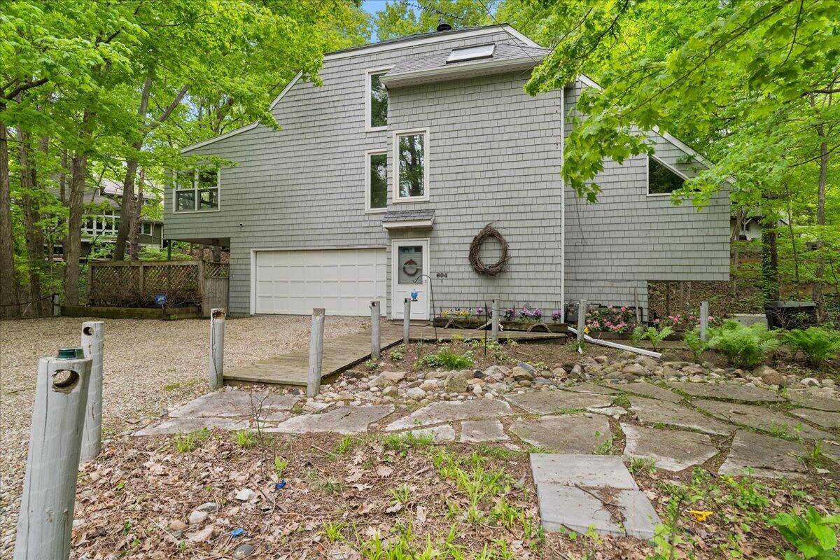 604 Pine LN, Chikaming Twp, MI 49125