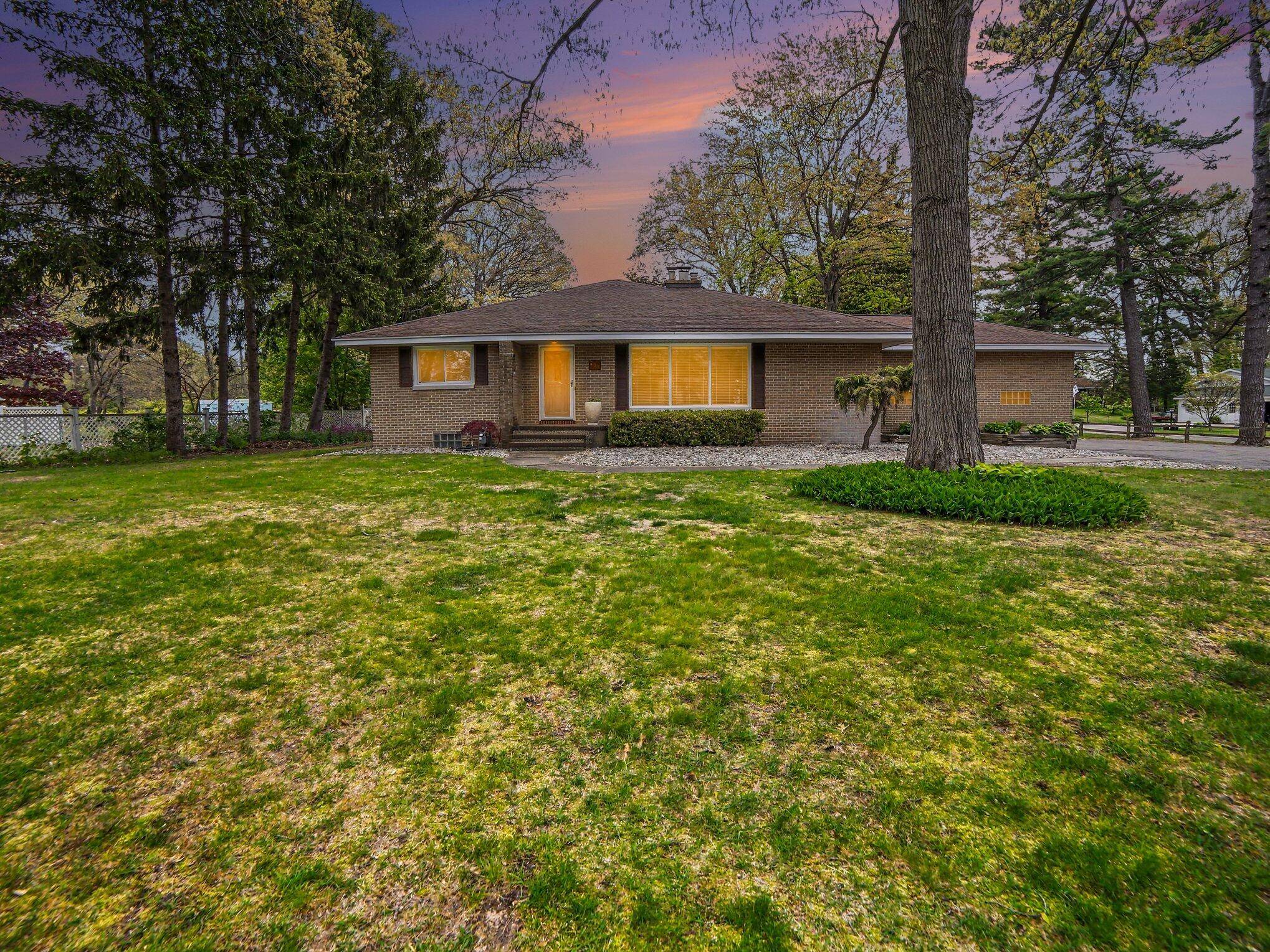 204 N Fruitport RD, Spring Lake Vllg, MI 49456