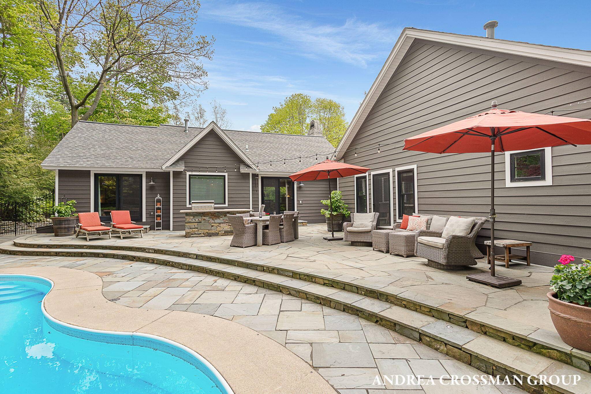 2338 Lakeshore DR, Ganges Twp, MI 49408