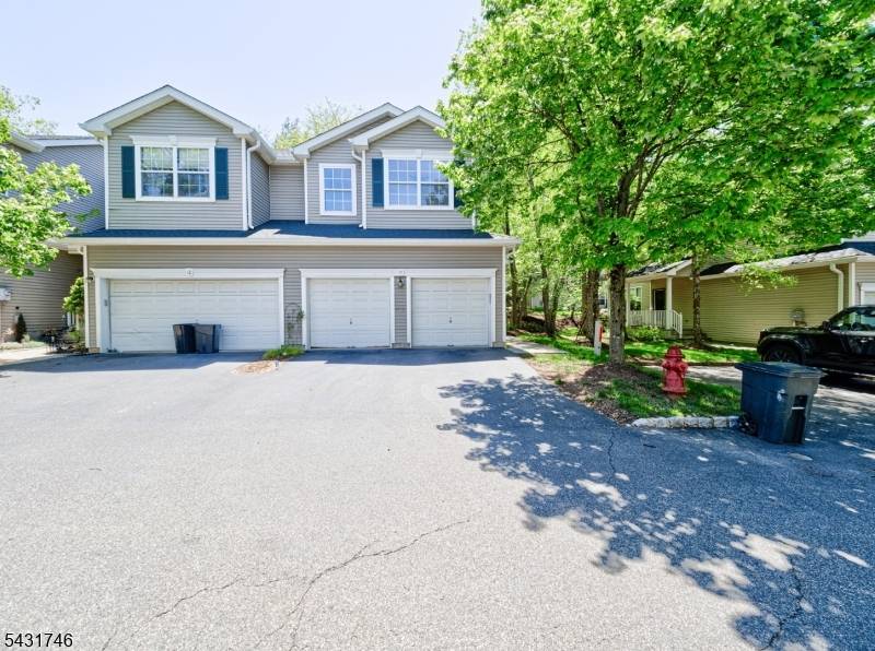 10 Cypress Ct, Clinton Town, NJ 08809