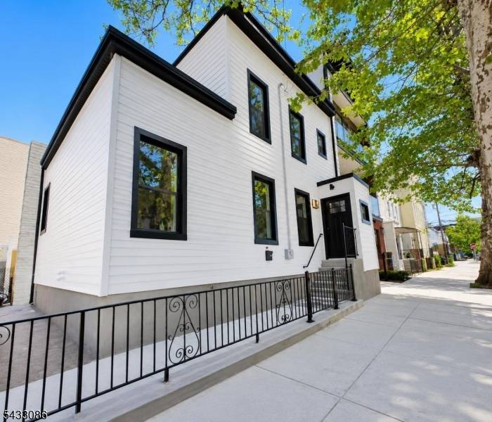 7 Pierce Ave, Jersey City, NJ 07307