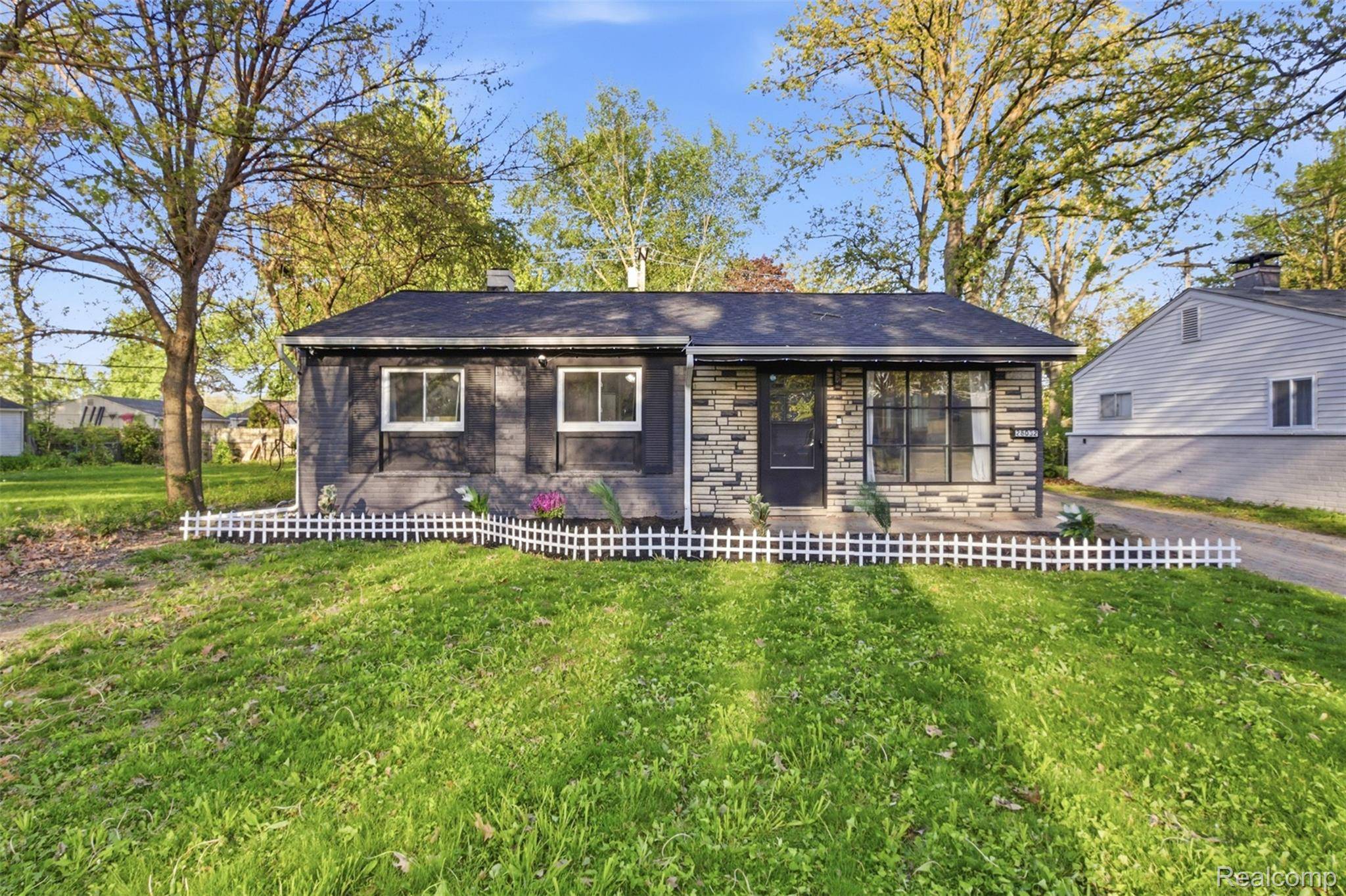 28032 FAIRFAX ST, Southfield, MI 48076