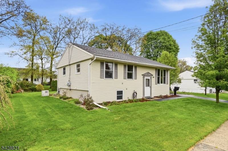 15 Fairview Ave, Newton Town, NJ 07860