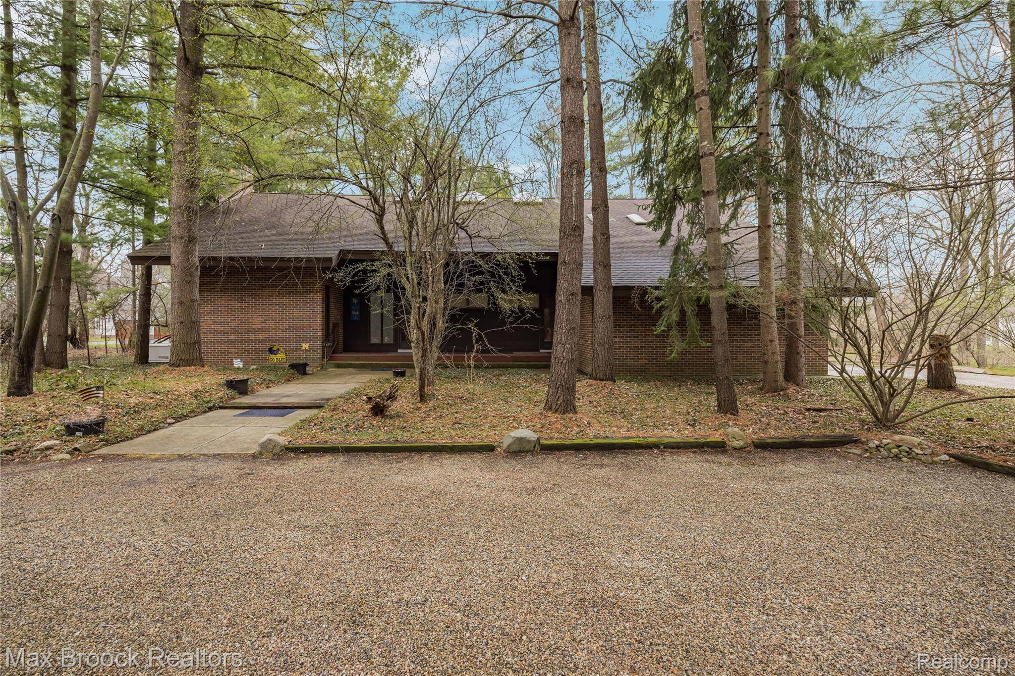 32674 Bingham LN, Bingham Farms Village, MI 48025