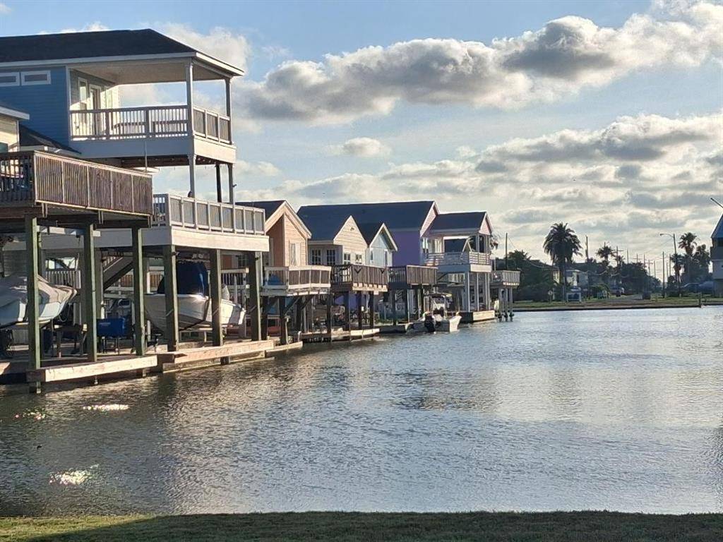 16715 Tahiti Way, Jamaica Beach, TX 77554