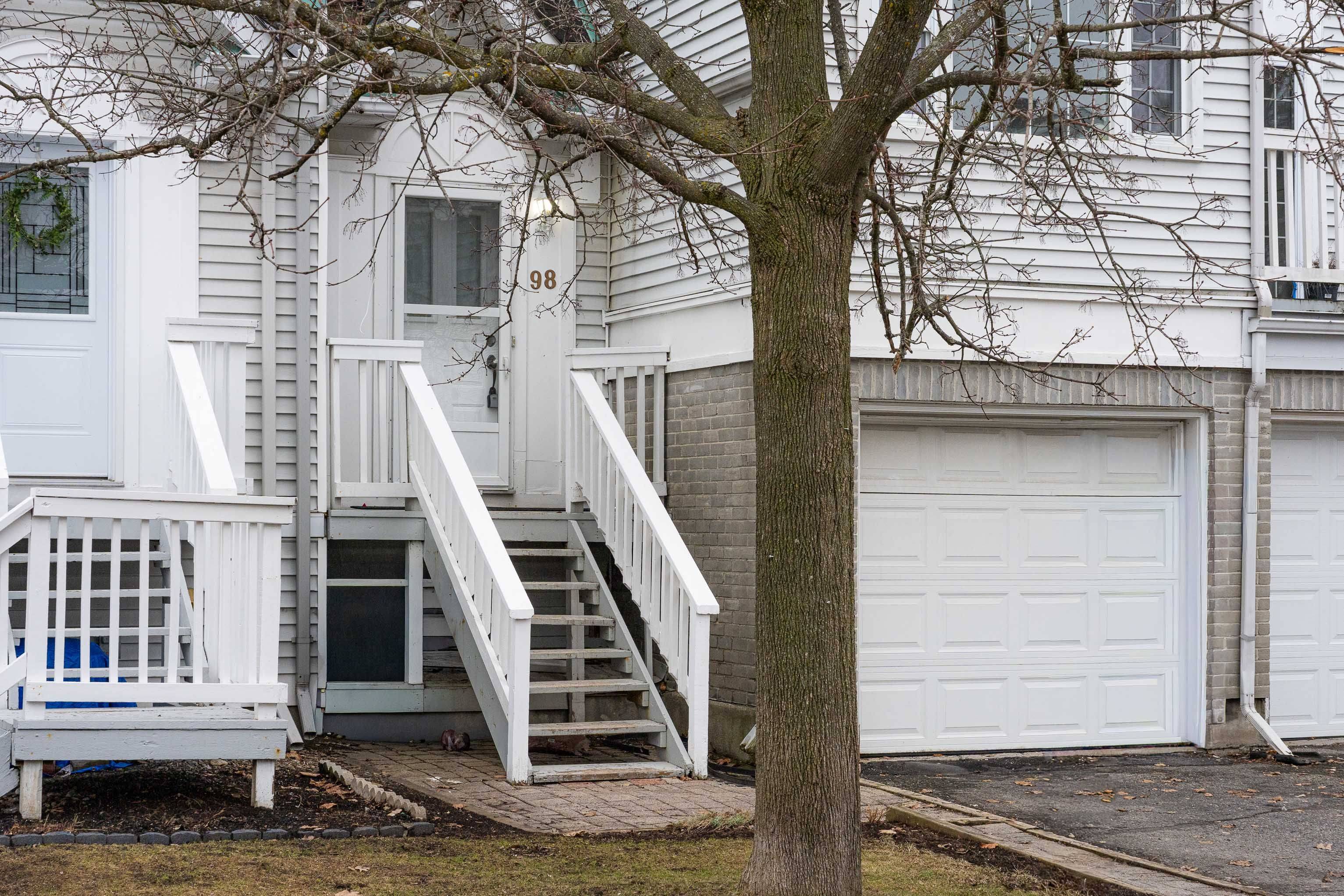 98 Castlegreen Private, Hunt Club - South Keys And Area, ON K1T 3N3