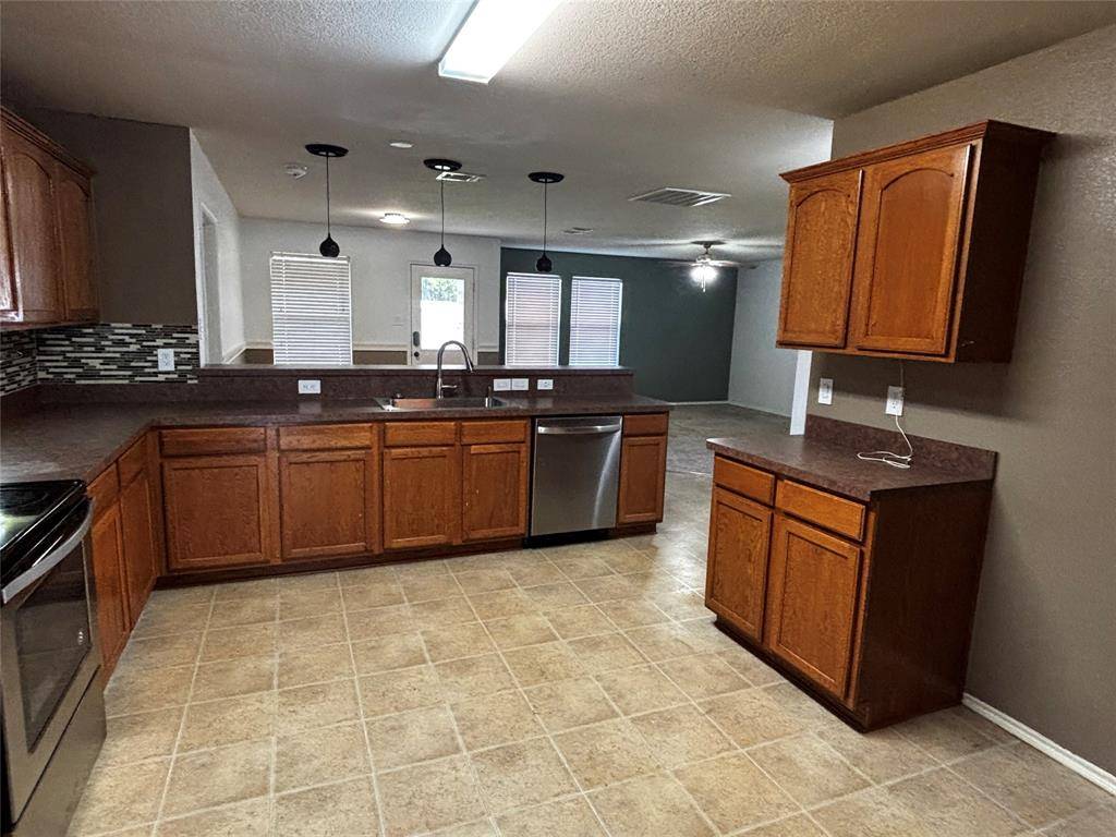 2027 Lake Trail Drive, Heartland, TX 75126