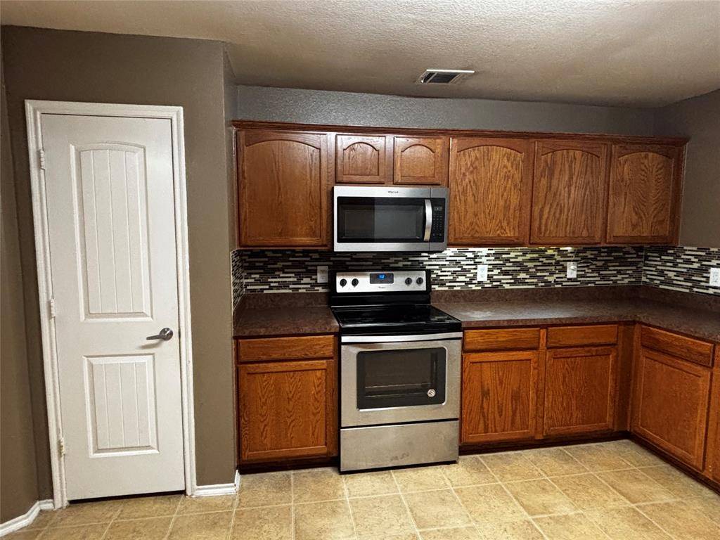 2027 Lake Trail Drive, Heartland, TX 75126