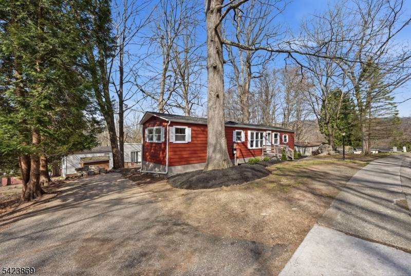 12 Watergate Dr, High Bridge Boro, NJ 08829