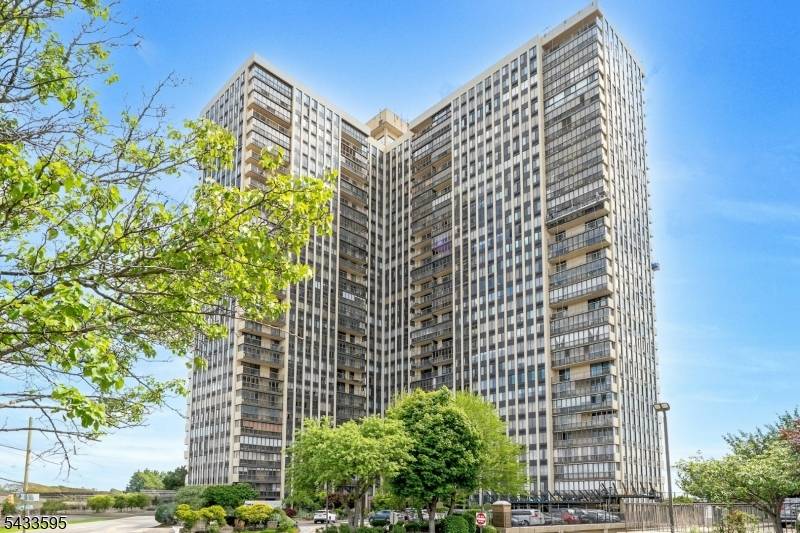 300 Winston Dr-C0214 #214, Cliffside Park Boro, NJ 07010