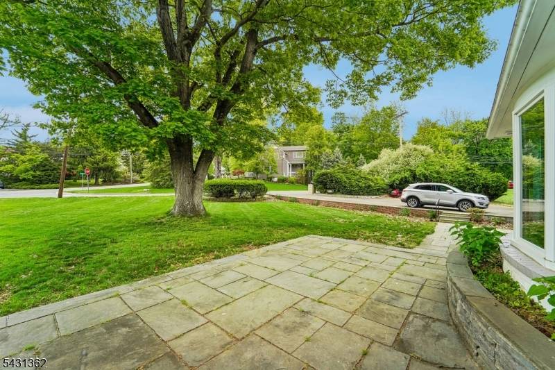 6 Saw Mill Rd, North Haledon Boro, NJ 07508