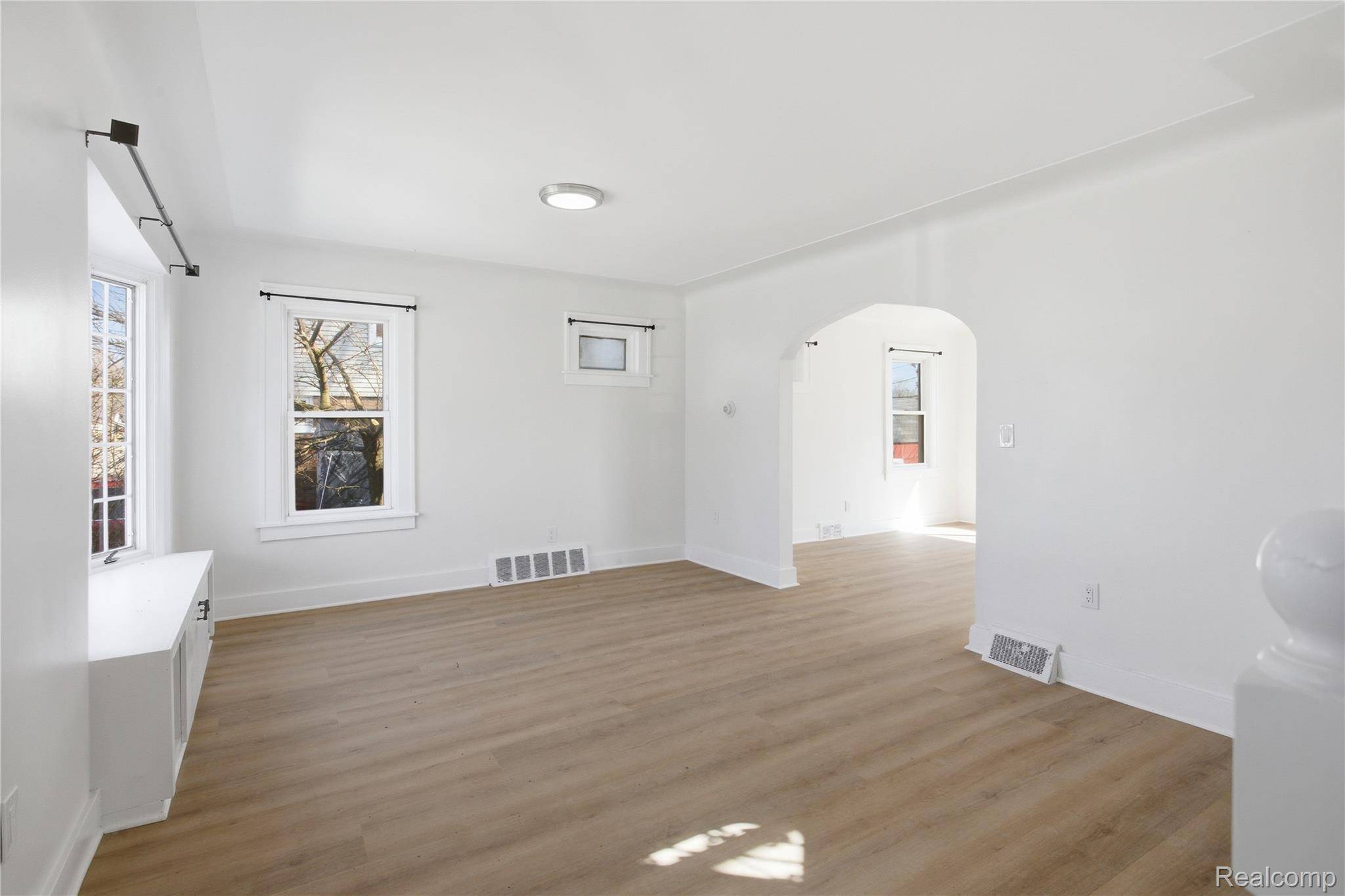 41 W George AVE, Hazel Park, MI 48030