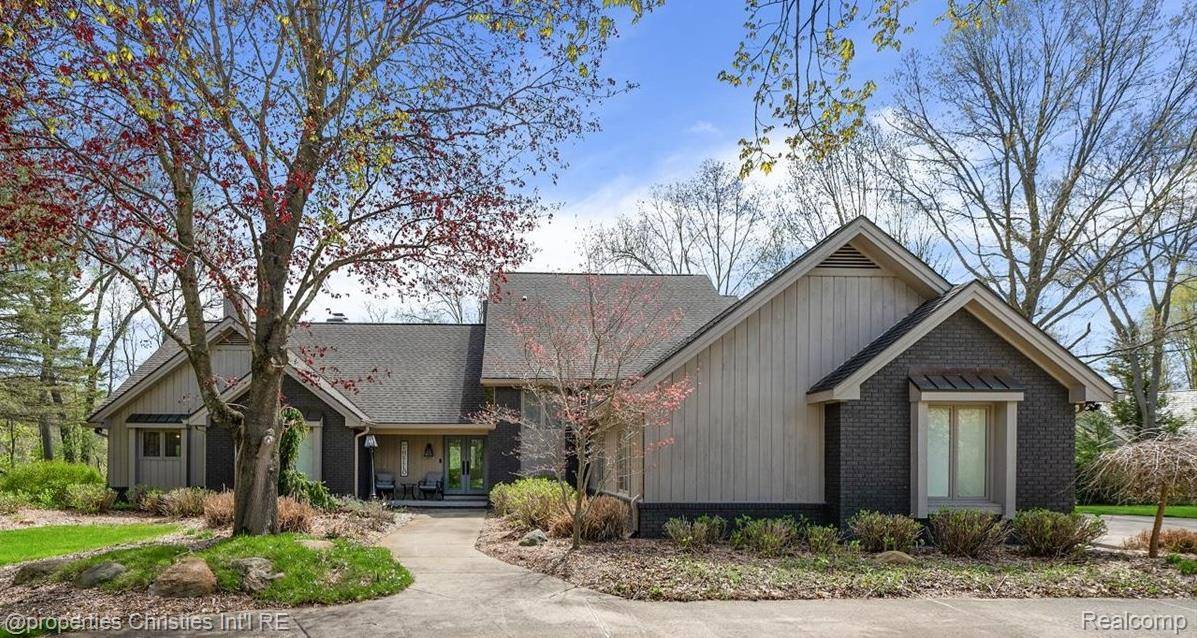 1071 Woodbridge LN, Oakland Charter Township, MI 48306
