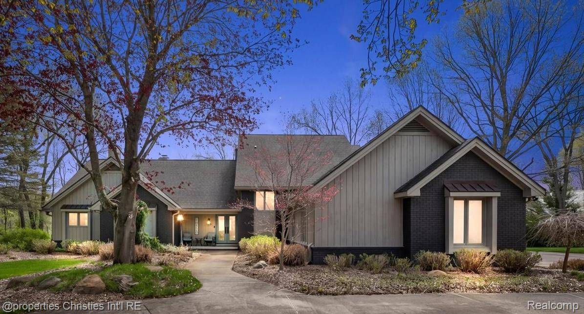 1071 Woodbridge LN, Oakland Charter Township, MI 48306