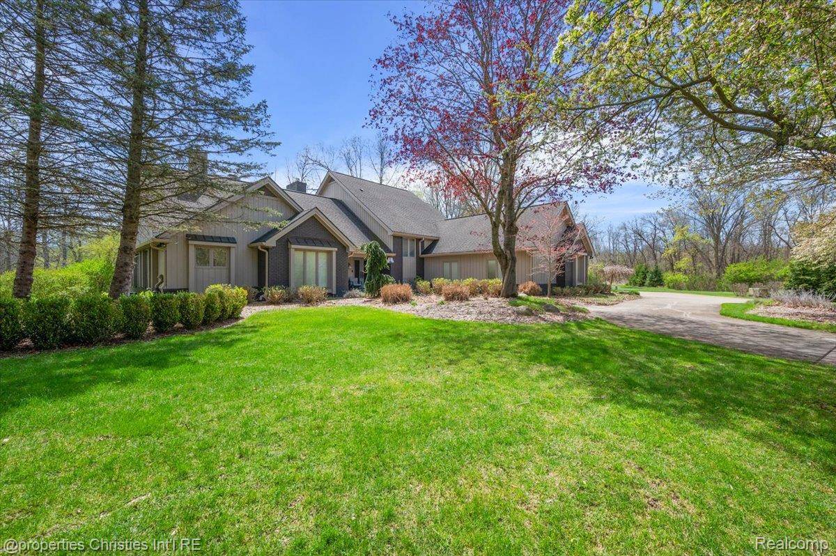 1071 Woodbridge LN, Oakland Charter Township, MI 48306