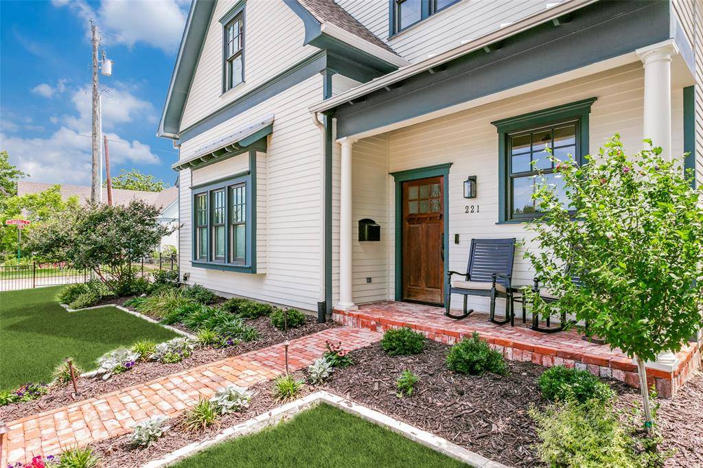 221 Austin Street, Grapevine, TX 76051