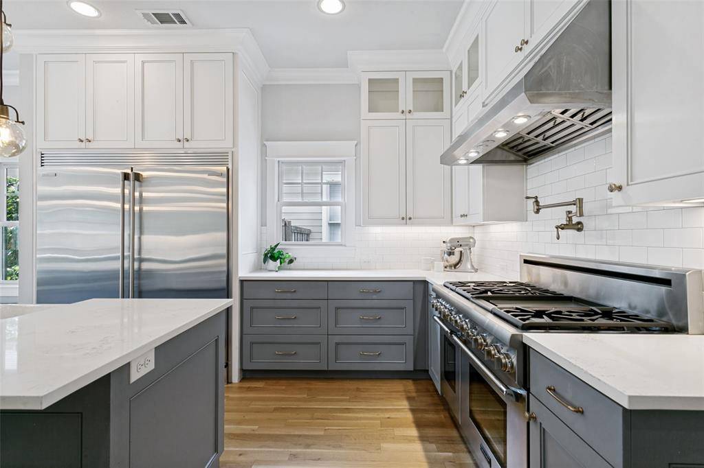 221 Austin Street, Grapevine, TX 76051