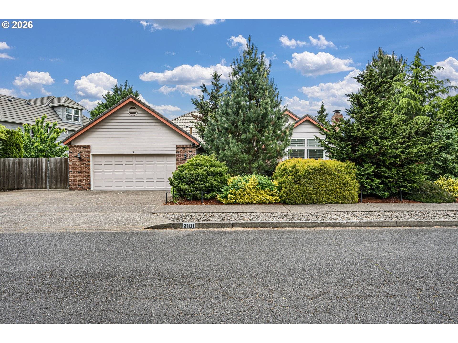 2101 KINGFISHER WAY, Eugene, OR 97401
