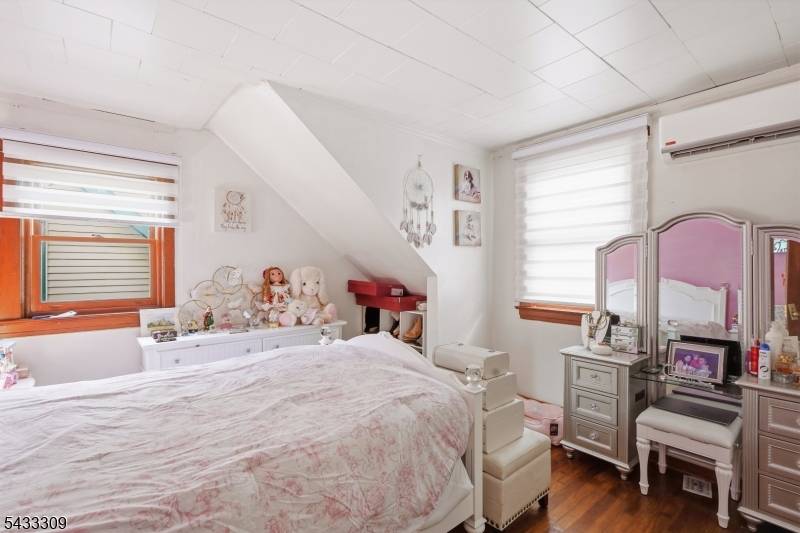 33 Sisco Pl, Clifton City, NJ 07011