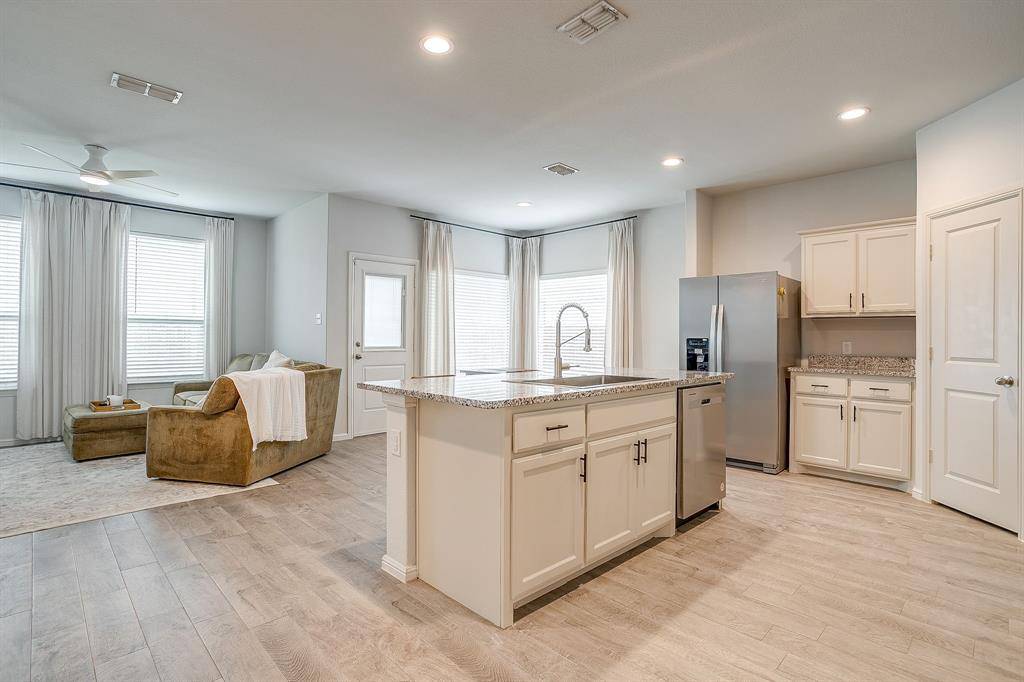 336 Youngblood Lane, Fort Worth, TX 76131