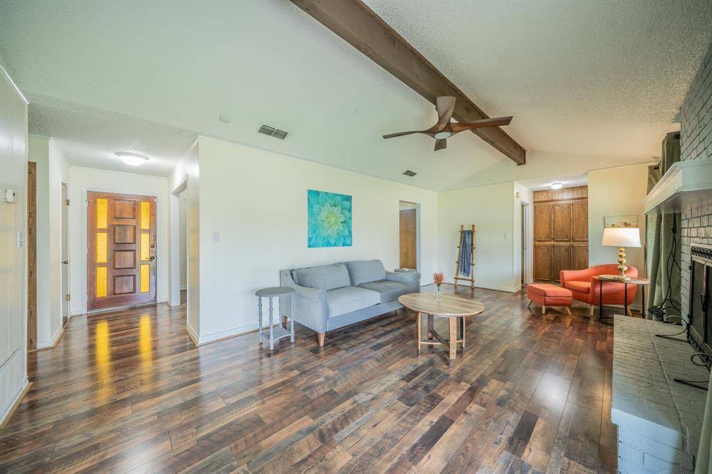 1300 Austin Street, Bowie, TX 76230