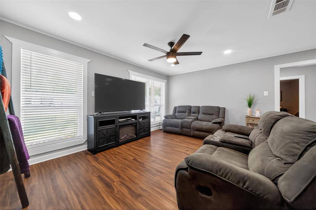 614 Colonial Drive, Athens, TX 75751