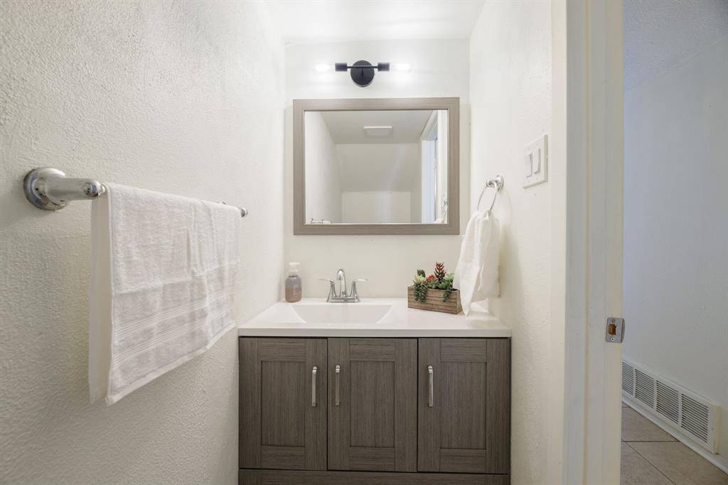 2406 Hollandale Circle, Arlington, TX 76010