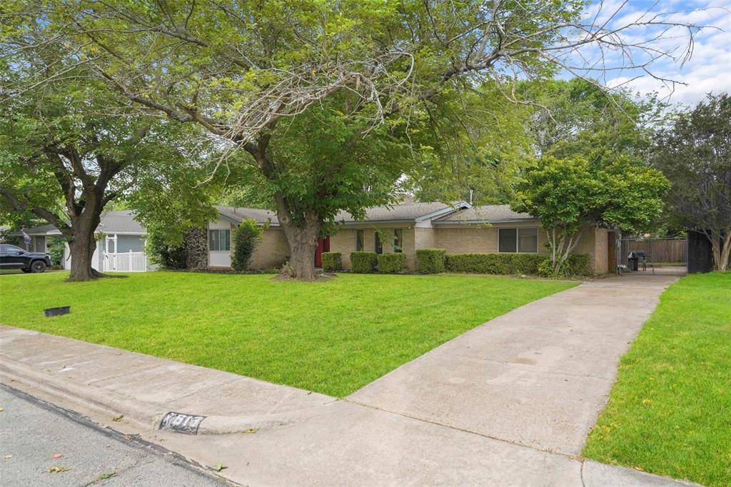 613 Misty Glen Drive, Desoto, TX 75115