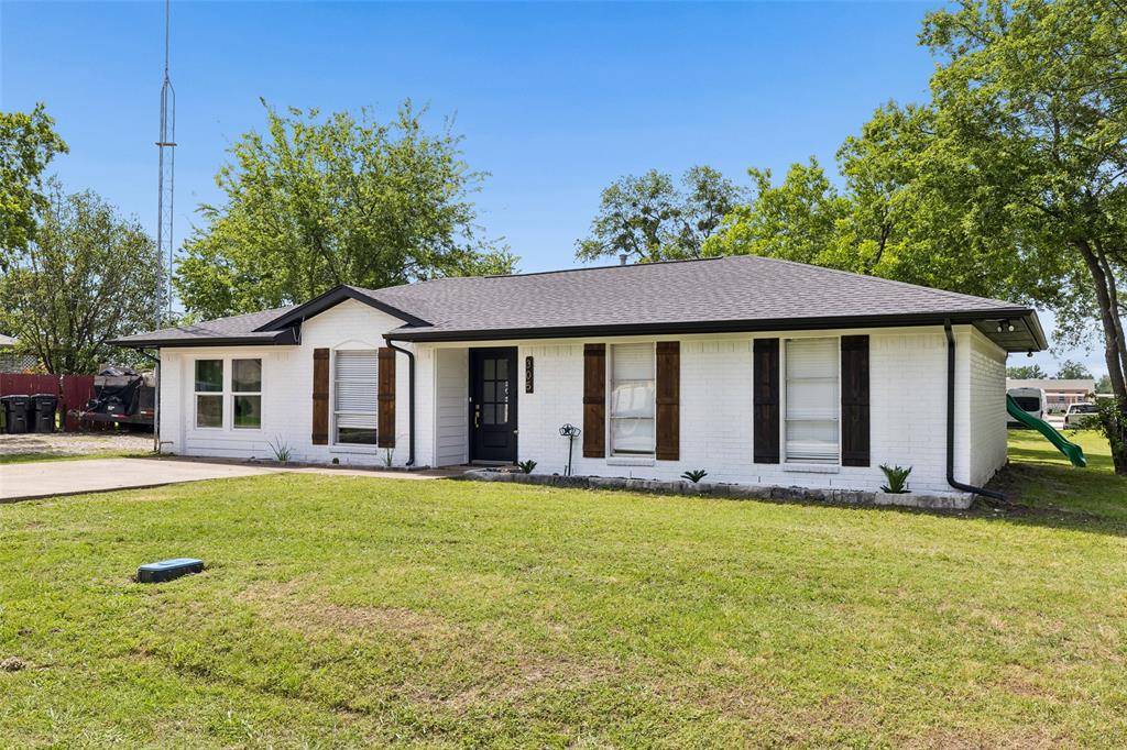 305 E Laura Avenue, Quinlan, TX 75474