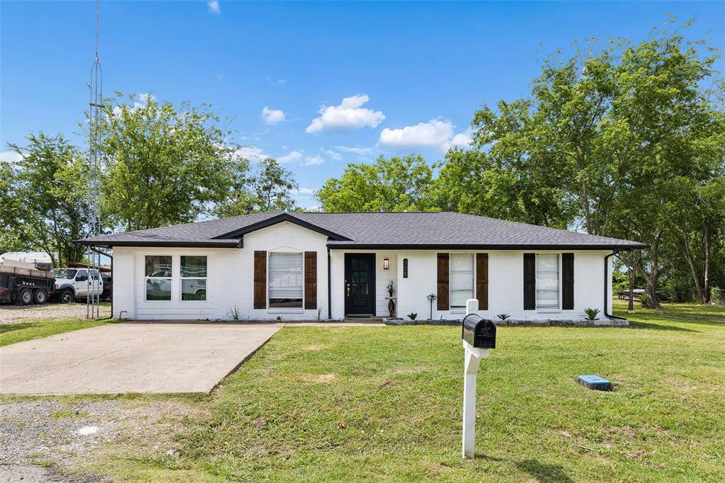 305 E Laura Avenue, Quinlan, TX 75474