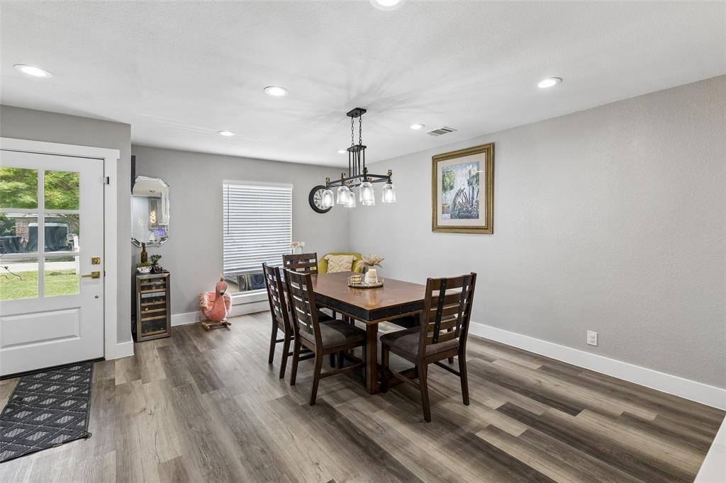 305 E Laura Avenue, Quinlan, TX 75474