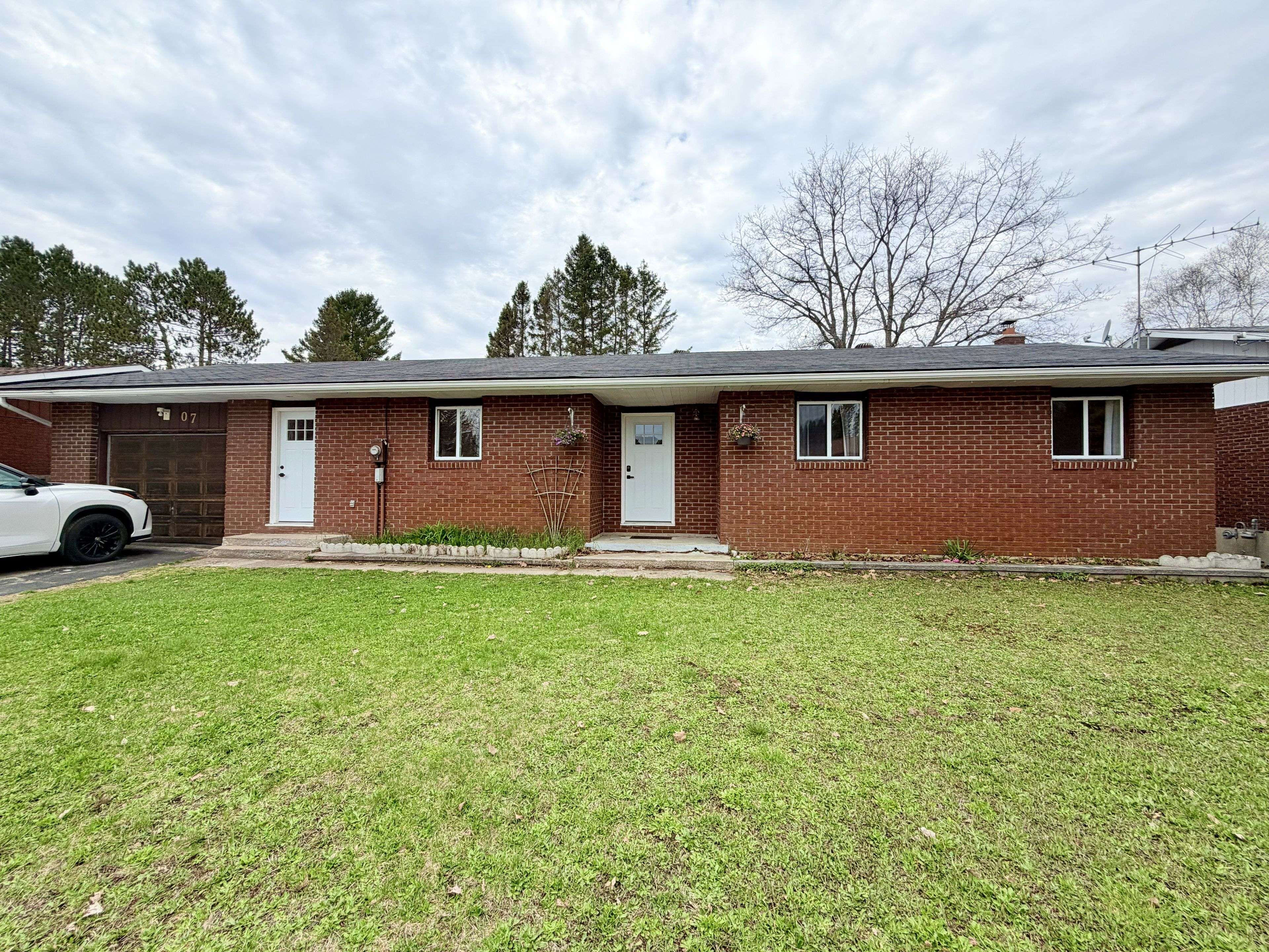 7 Fitz AVE, South River, ON P0A 1X0