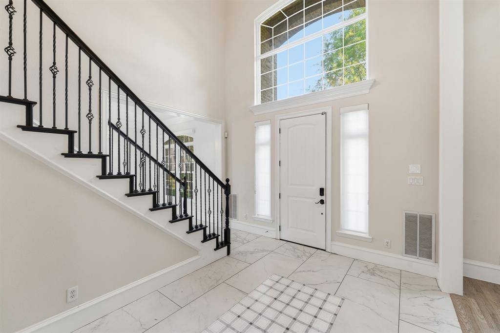2533 Green Oak Drive, Carrollton, TX 75010