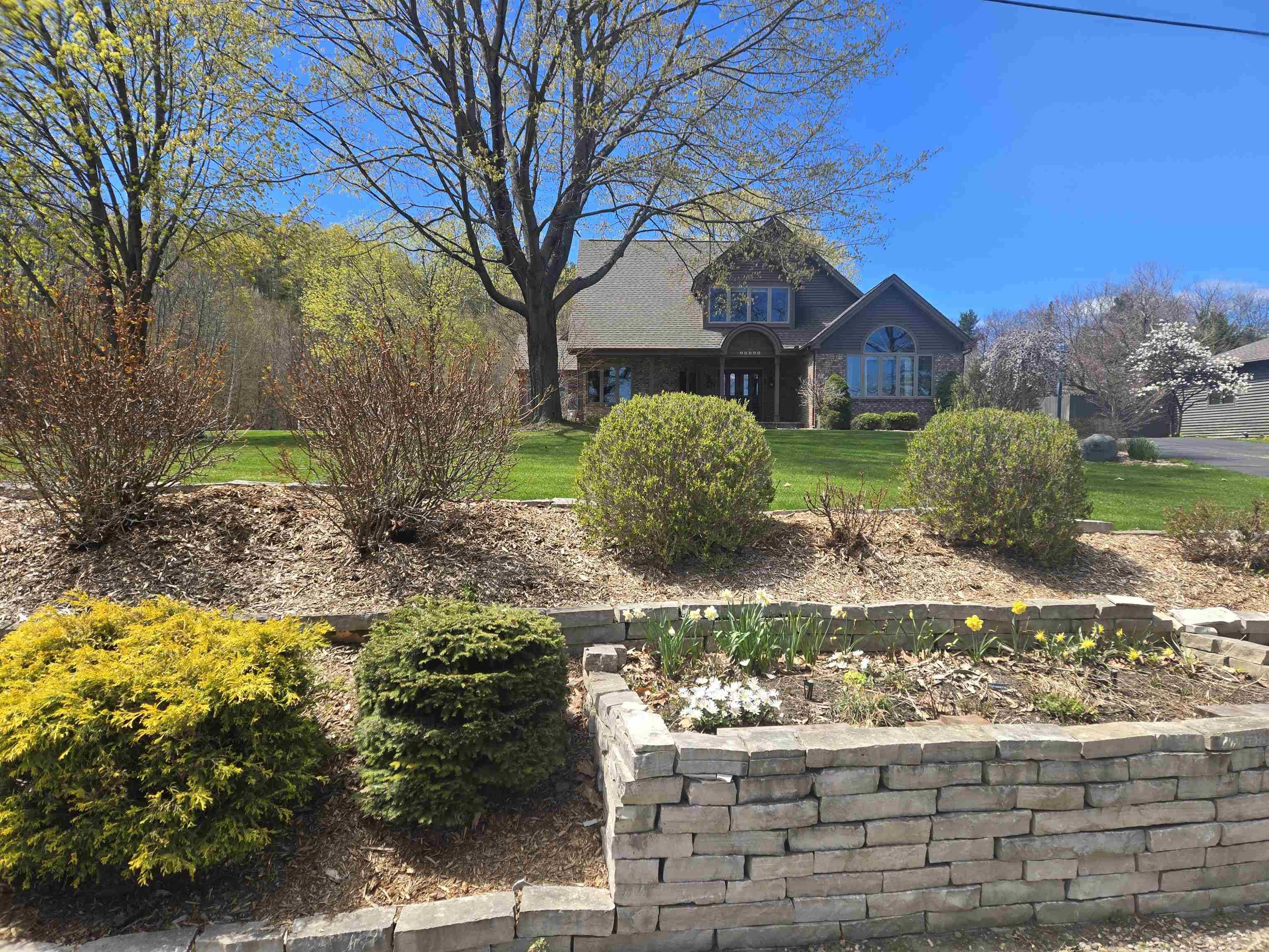 12535 Bluff RD, Peninsula Twp, MI 49686