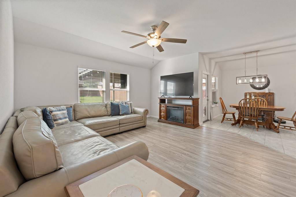 806 Peighton Court, Cleburne, TX 76033