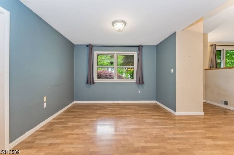 19 Hillside Dr, Clinton Town, NJ 08809