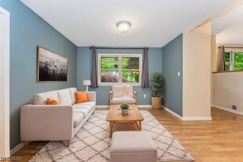 19 Hillside Dr, Clinton Town, NJ 08809