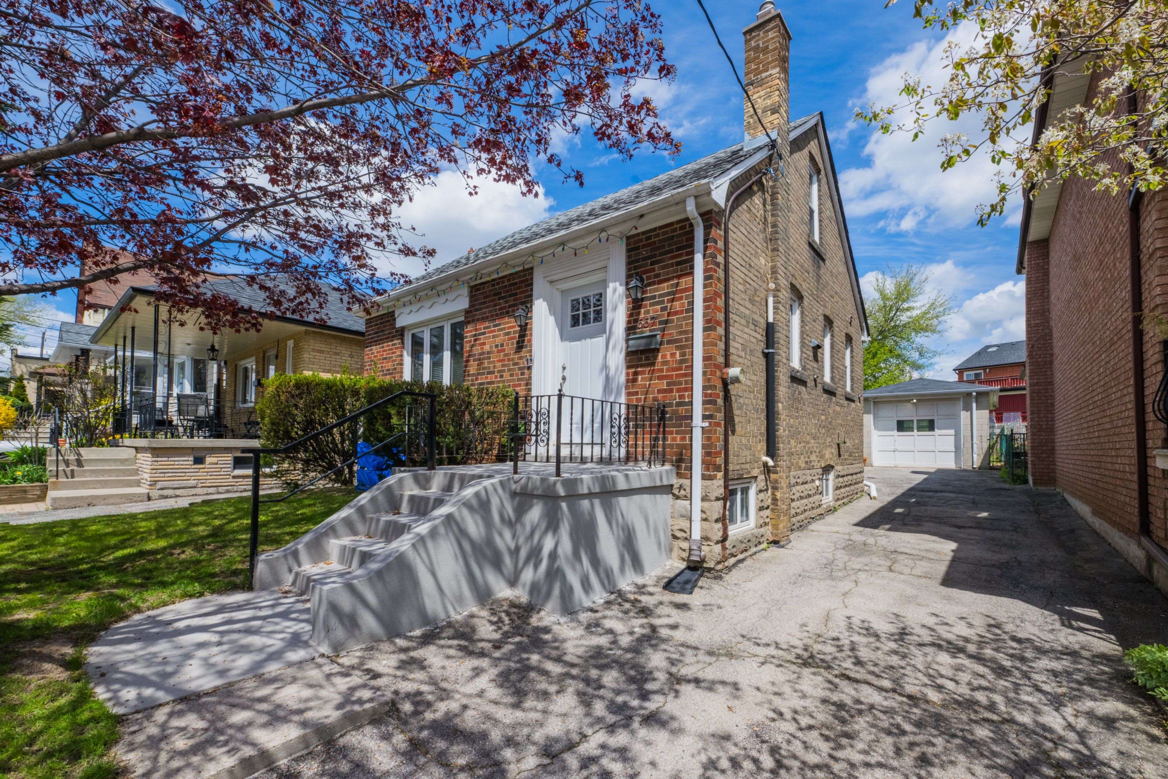 557 Nairn AVE, Toronto W03, ON M6E 4J5