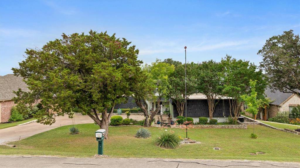 5007 Comanche Drive, De Cordova, TX 76049