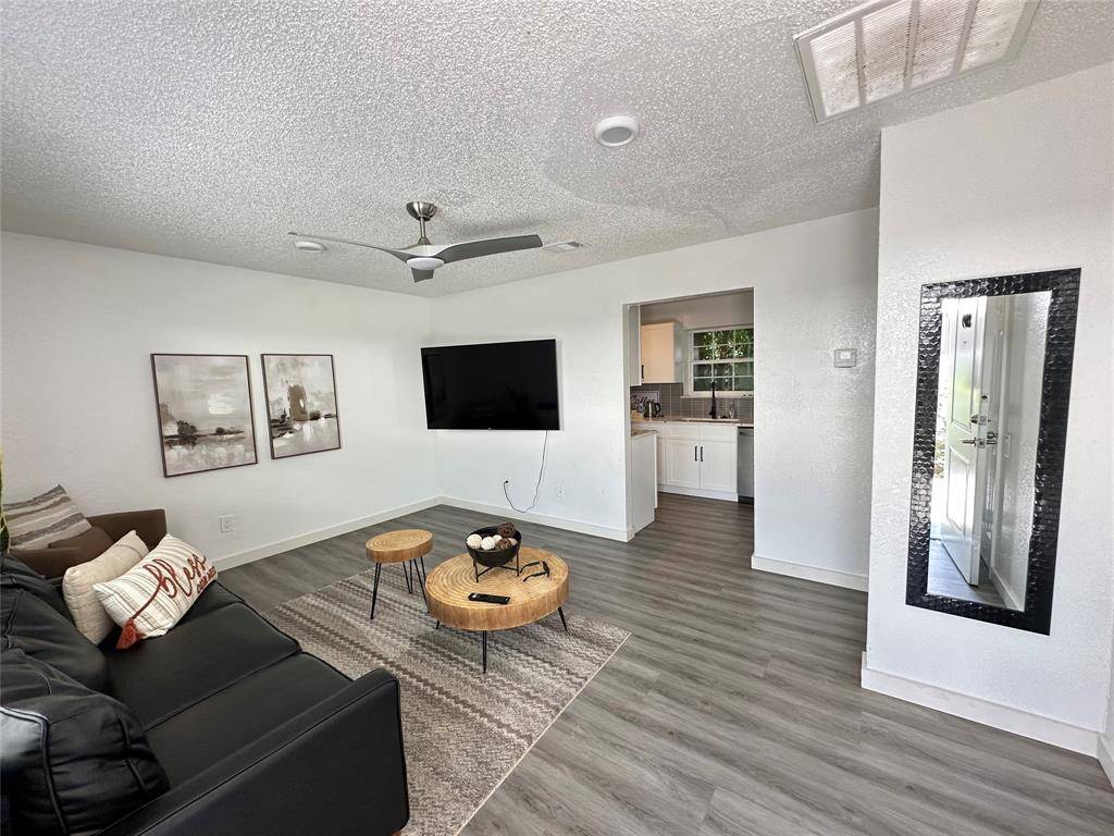 809 W Broadus Avenue, Fort Worth, TX 76115