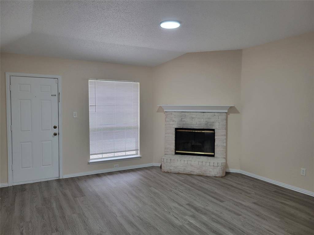 6808 W Lynn Creek Drive, Arlington, TX 76001
