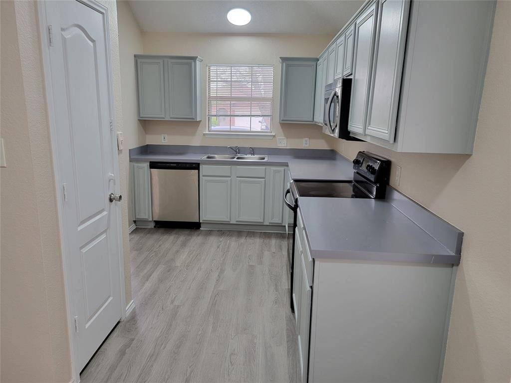 6808 W Lynn Creek Drive, Arlington, TX 76001