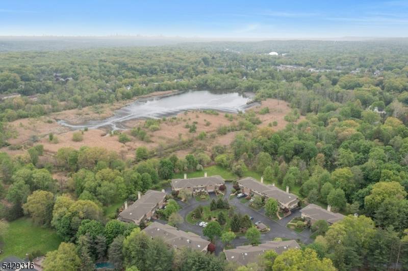 22 Fox Run Rd, Allendale Boro, NJ 07401
