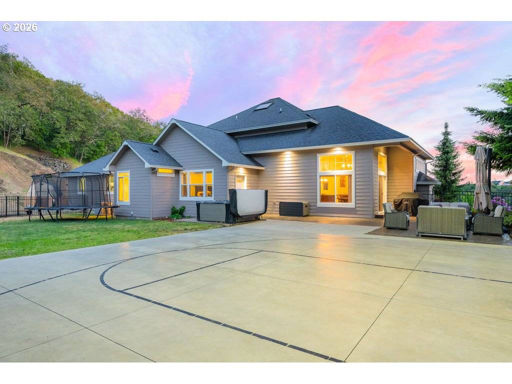 1797 NE ROCKY DR, Roseburg, OR 97470