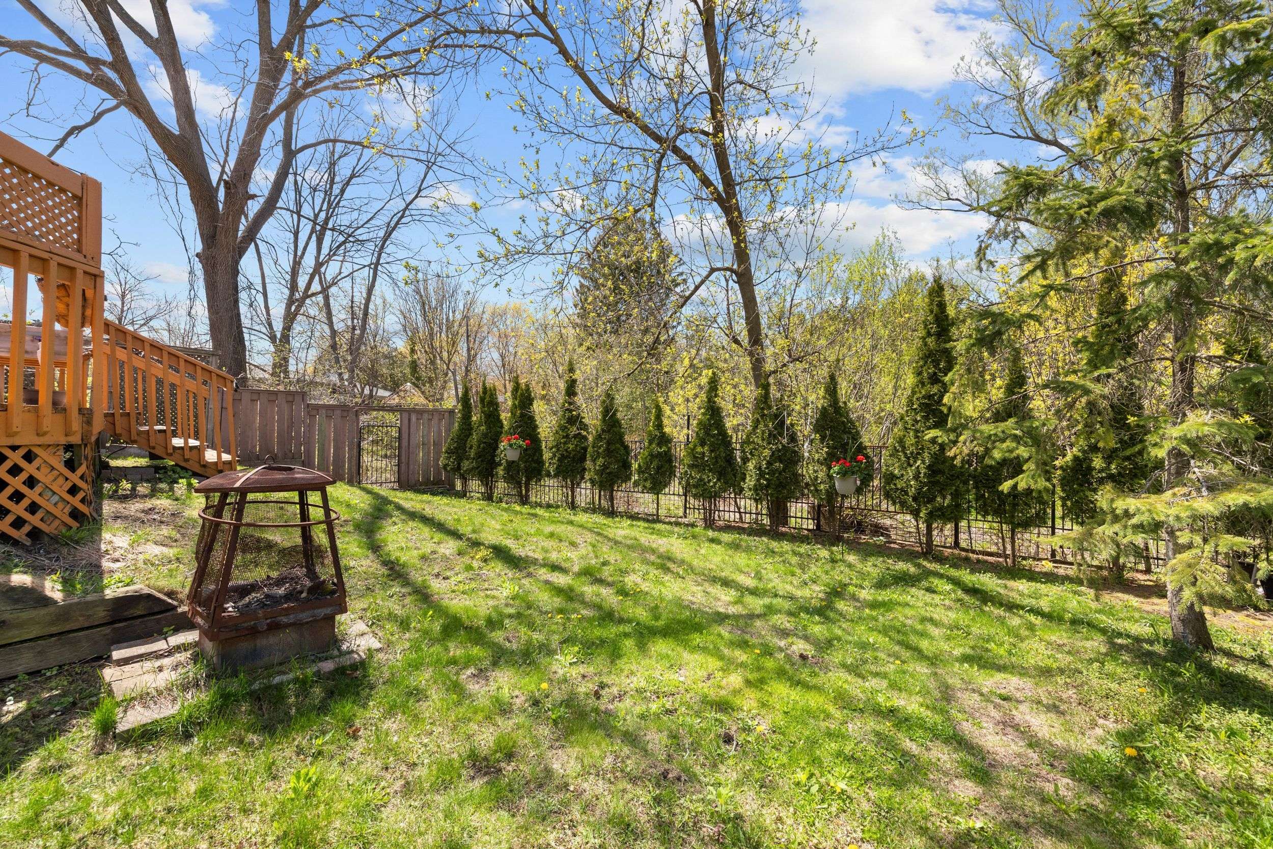 24 Brookland AVE, Aurora, ON L4G 3Y4