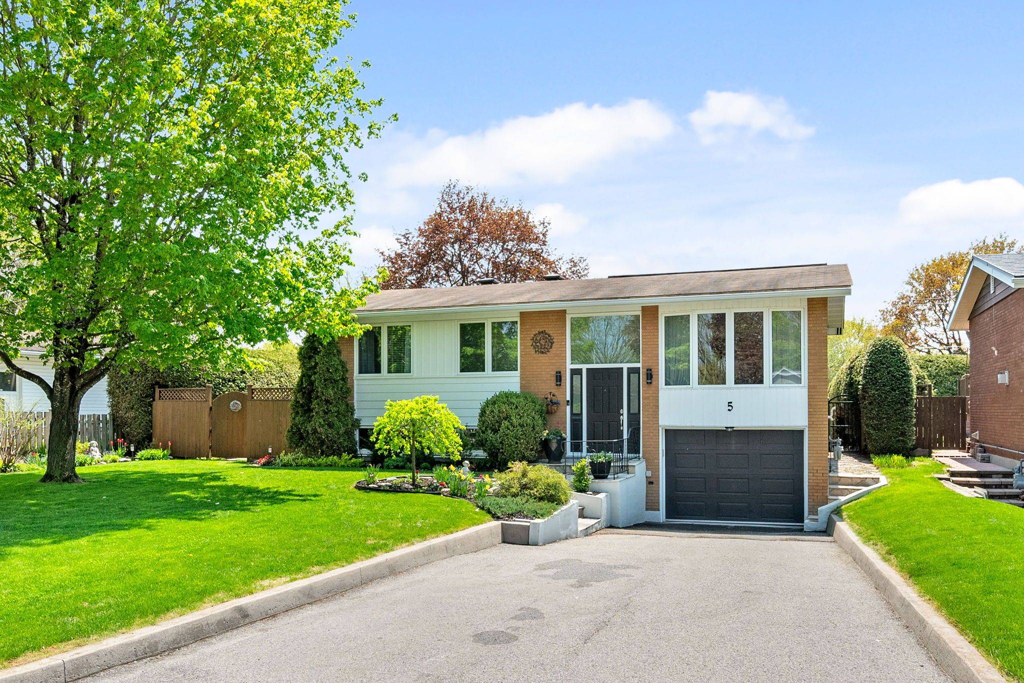 5 West Herrington CT, Crystal Bay - Rocky Point - Bayshore, ON K2H 6B9