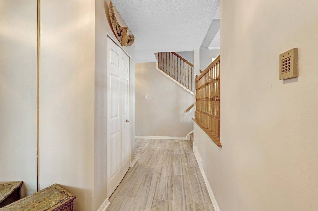 1587 Maxime ST, Cyrville - Carson Grove - Pineview, ON K1B 3K9