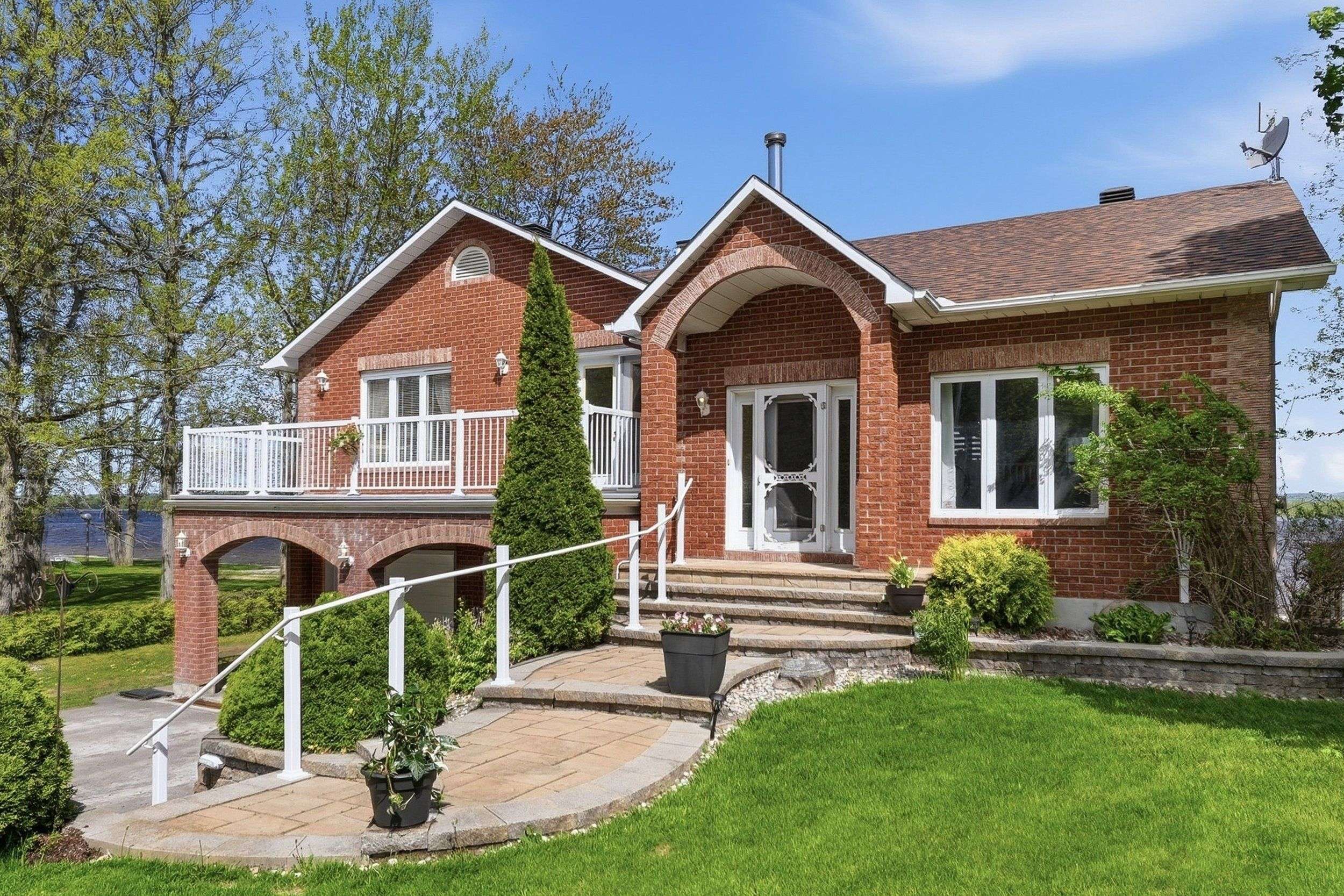472 Pago RD, Clarence-rockland, ON K4K 1L6