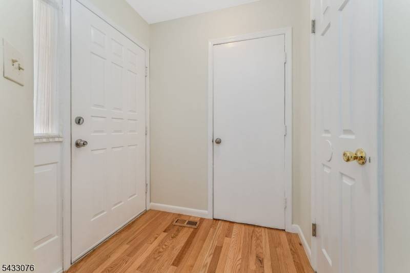 130 Locust Ct, Raritan Twp., NJ 08822