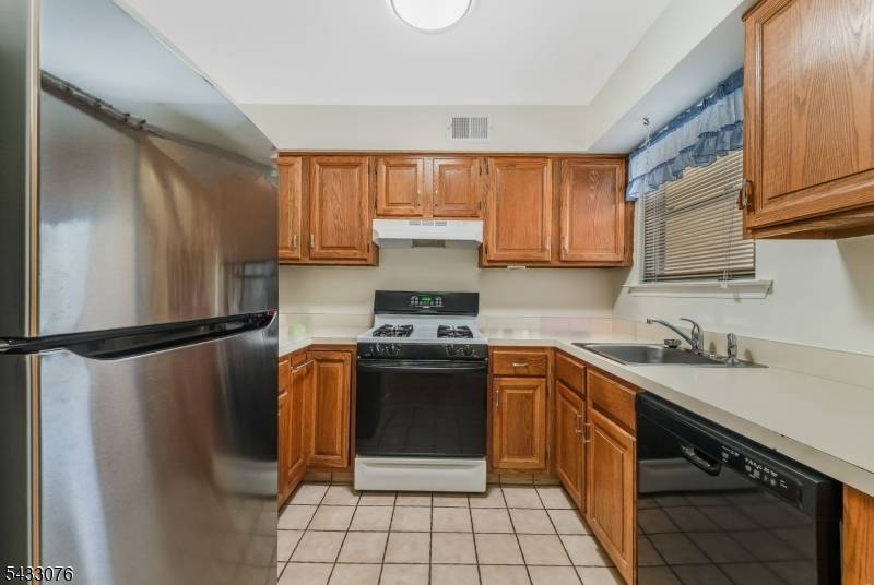 130 Locust Ct, Raritan Twp., NJ 08822